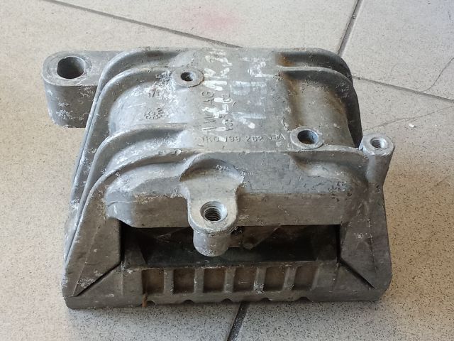 bontott VW GOLF V Motor Tartó Bak (Pozíciófüggetlen)