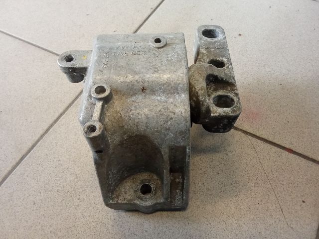 bontott VW GOLF V Motor Tartó Bak (Pozíciófüggetlen)