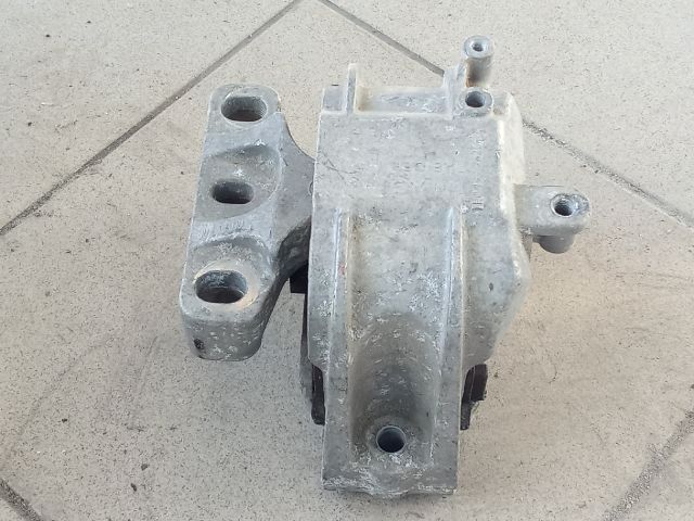bontott VW GOLF V Motor Tartó Bak (Pozíciófüggetlen)