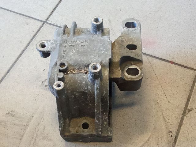 bontott VW GOLF V Motor Tartó Bak (Pozíciófüggetlen)