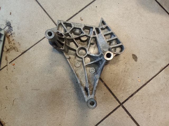 bontott VW GOLF V Motor Tartó Bak (Pozíciófüggetlen)