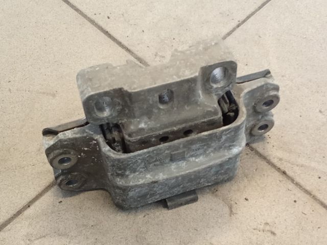 bontott VW GOLF V Motor Tartó Bak (Pozíciófüggetlen)