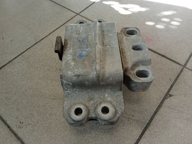 bontott VW GOLF V Motor Tartó Bak (Pozíciófüggetlen)