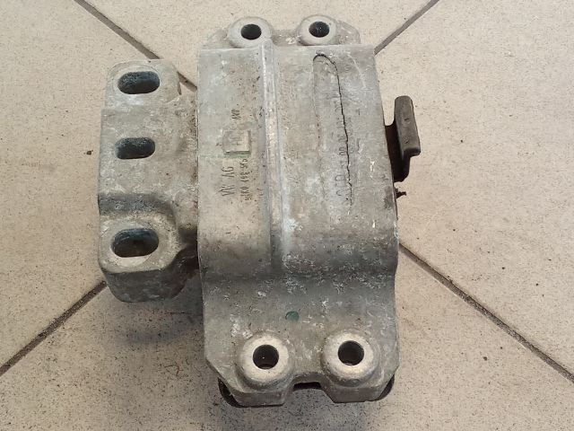bontott VW GOLF V Motor Tartó Bak (Pozíciófüggetlen)