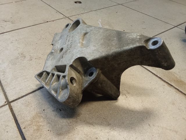 bontott VW GOLF V Motor Tartó Bak (Pozíciófüggetlen)