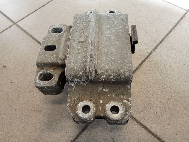 bontott VW GOLF V Motor Tartó Bak (Pozíciófüggetlen)