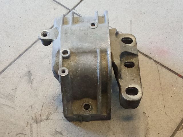 bontott VW GOLF V Motor Tartó Bak (Pozíciófüggetlen)