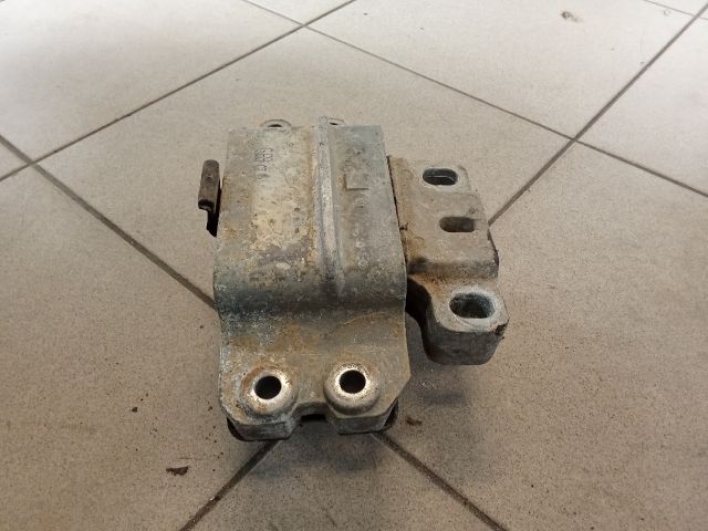 bontott VW GOLF V Motor Tartó Bak (Pozíciófüggetlen)