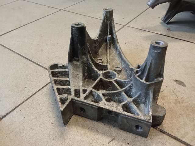 bontott VW GOLF V Motor Tartó Bak (Pozíciófüggetlen)