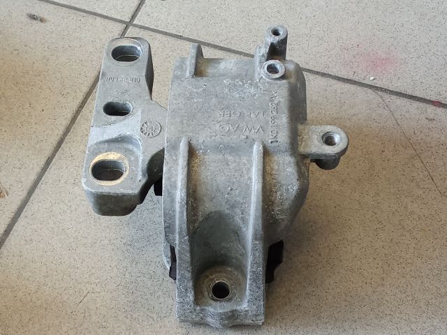 bontott VW GOLF V Motor Tartó Bak (Pozíciófüggetlen)