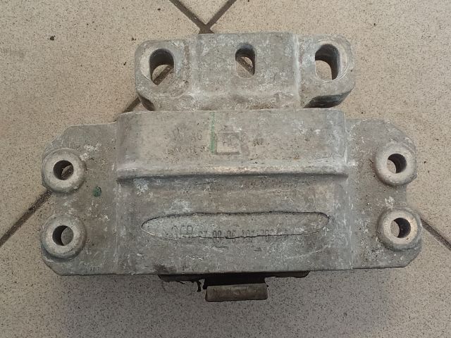 bontott VW GOLF V Motor Tartó Bak (Pozíciófüggetlen)