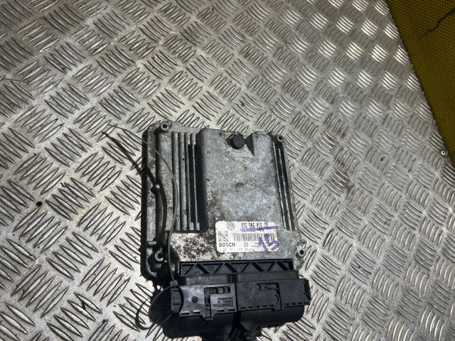 bontott VW GOLF V Motorvezérlő