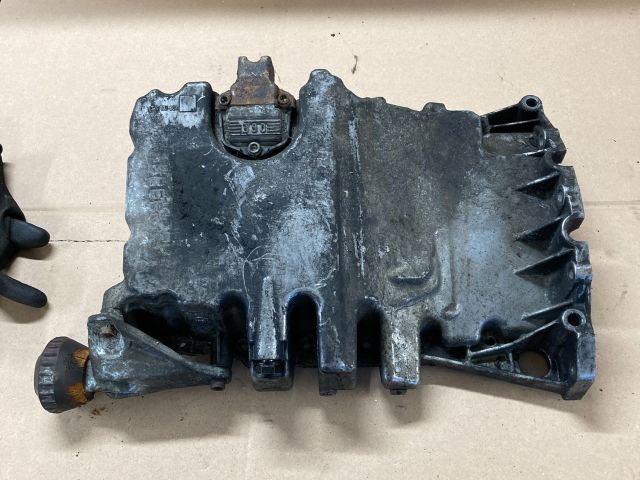 bontott VW GOLF V Olajteknő