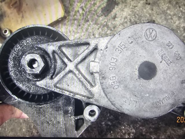 bontott VW GOLF V Szíjfeszítő Görgő