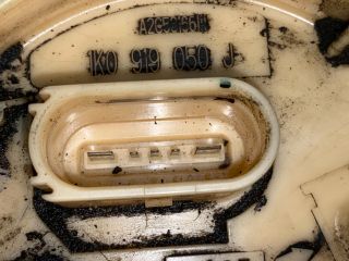 bontott VW GOLF V Üzemanyag Szivattyú