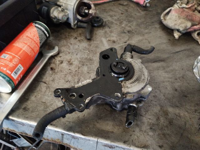 bontott VW GOLF V Vákumpumpa