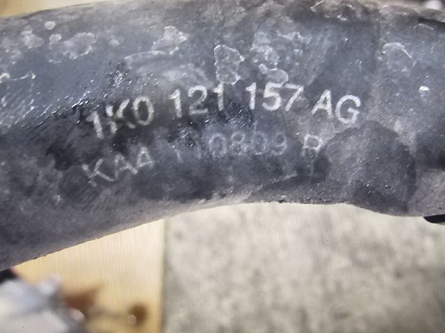 bontott VW GOLF V Vízhűtő Cső Alsó