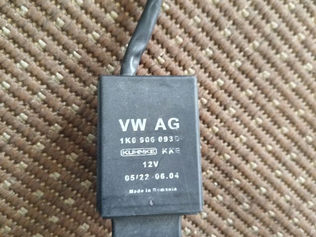 bontott VW GOLF V Üzemanyag Szivattyú Relé