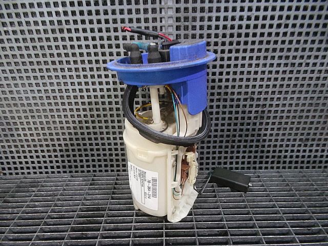 bontott VW GOLF V Üzemanyag Szivattyú