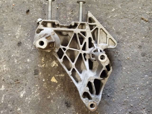 bontott VW GOLF V Motor Tartó Bak Bal