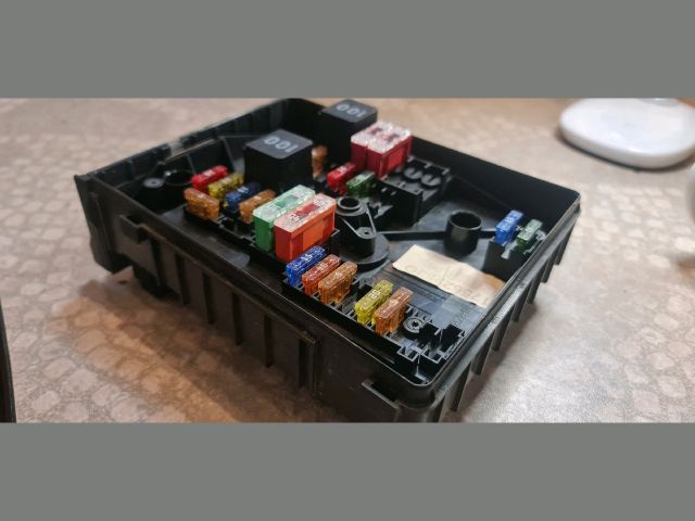 bontott VW GOLF V Biztosítéktábla Motortér