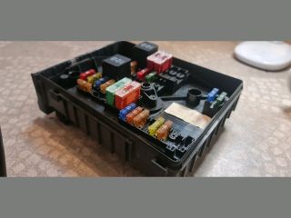 bontott VW GOLF V Biztosítéktábla Motortér