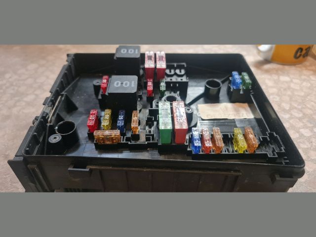 bontott VW GOLF V Biztosítéktábla Motortér