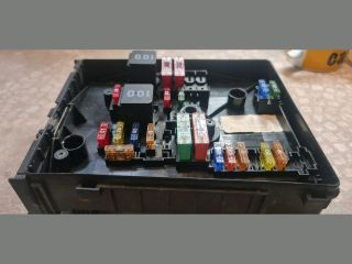 bontott VW GOLF V Biztosítéktábla Motortér