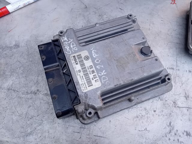 bontott VW GOLF V Motorvezérlő