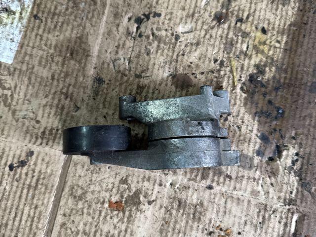 bontott VW GOLF V Szíjfeszítő Görgő