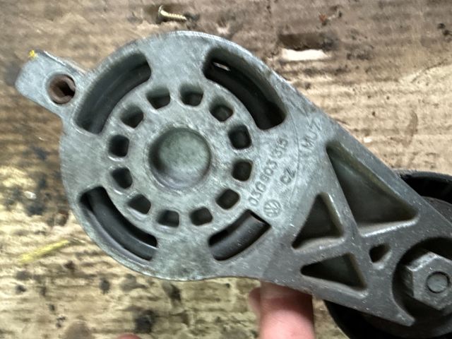 bontott VW GOLF V Szíjfeszítő Görgő