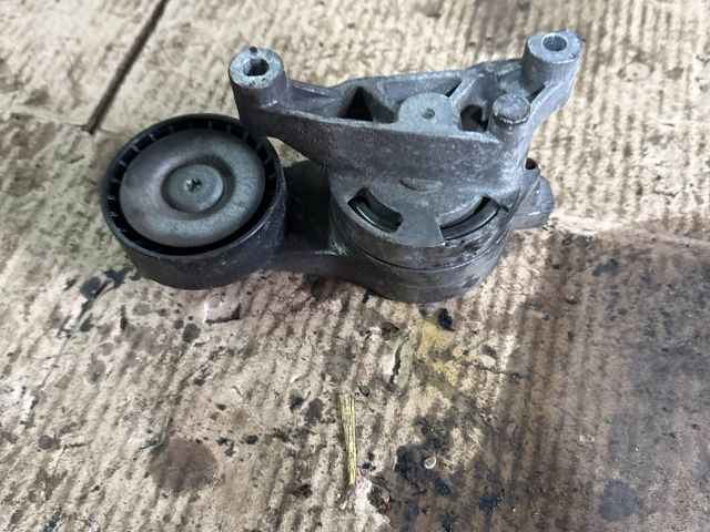 bontott VW GOLF V Szíjfeszítő Görgő