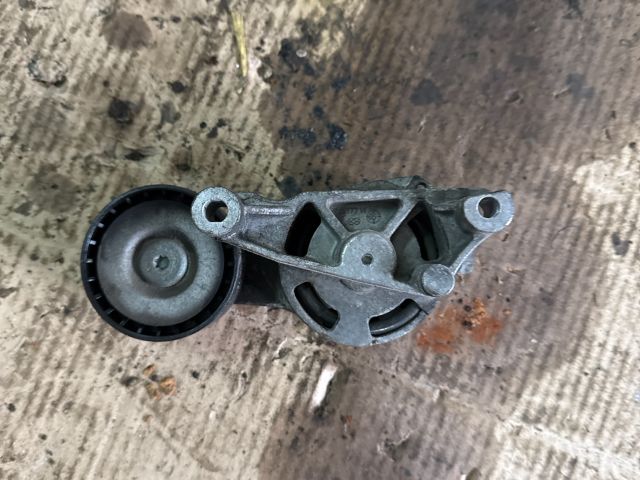 bontott VW GOLF V Szíjfeszítő Görgő