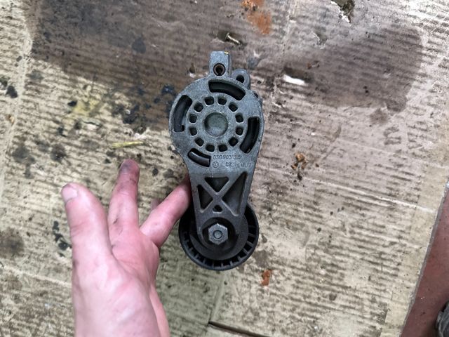 bontott VW GOLF V Szíjfeszítő Görgő