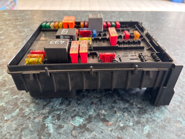 bontott VW GOLF V Biztosítéktábla Motortér