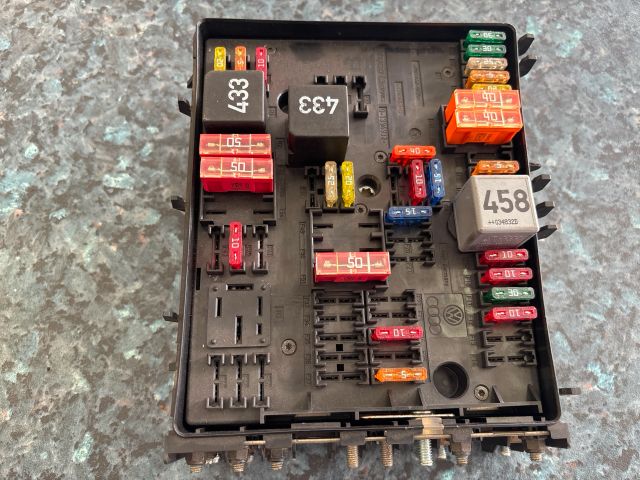 bontott VW GOLF V Biztosítéktábla Motortér