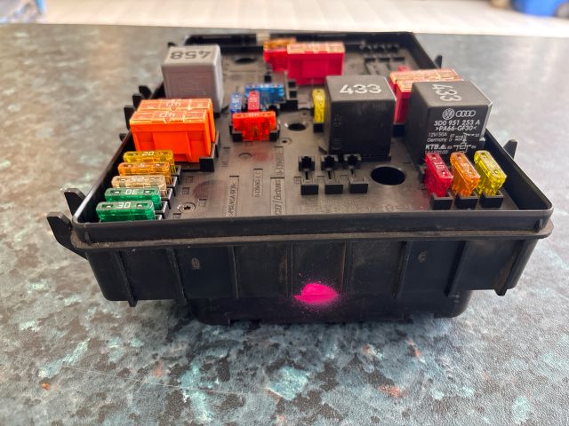 bontott VW GOLF V Biztosítéktábla Motortér