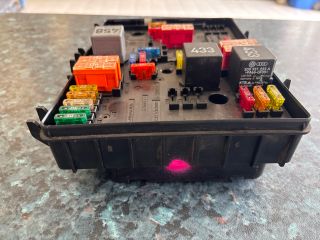 bontott VW GOLF V Biztosítéktábla Motortér