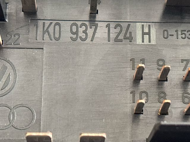 bontott VW GOLF V Biztosítéktábla Motortér