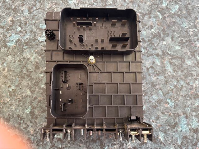 bontott VW GOLF V Biztosítéktábla Motortér