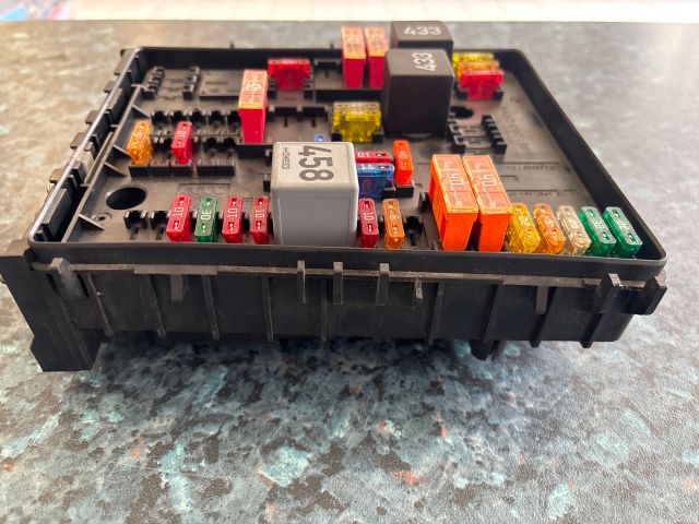 bontott VW GOLF V Biztosítéktábla Motortér