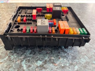 bontott VW GOLF V Biztosítéktábla Motortér