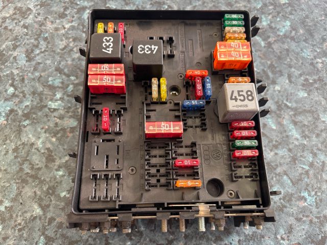 bontott VW GOLF V Biztosítéktábla Motortér