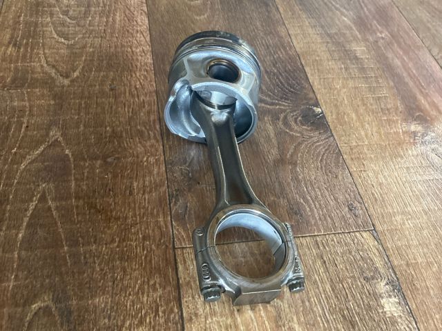 bontott VW GOLF V Dugattyú és Hajtókar