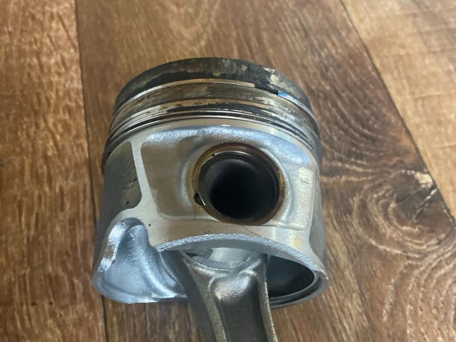 bontott VW GOLF V Dugattyú és Hajtókar