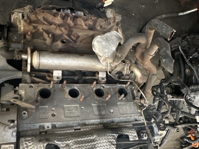 bontott VW GOLF V Motor (Fűzött blokk hengerfejjel)