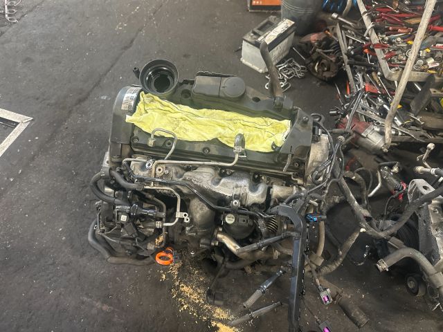 bontott VW GOLF V Motor (Fűzött blokk hengerfejjel)