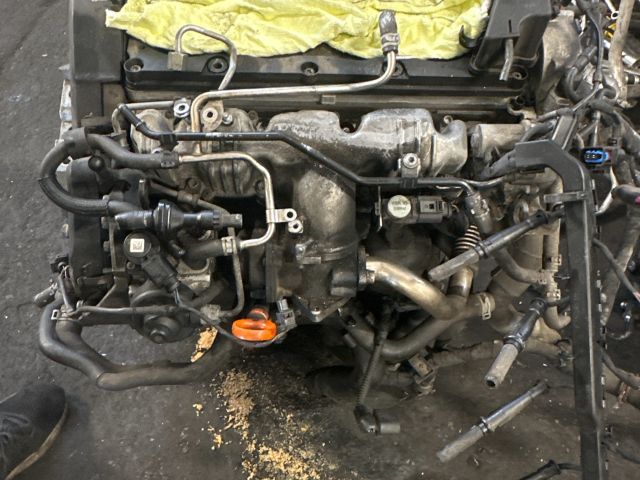 bontott VW GOLF V Motor (Fűzött blokk hengerfejjel)