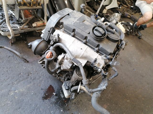 bontott VW GOLF V Motor (Fűzött blokk hengerfejjel)