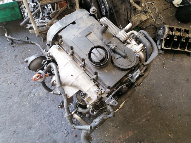 bontott VW GOLF V Motor (Fűzött blokk hengerfejjel)